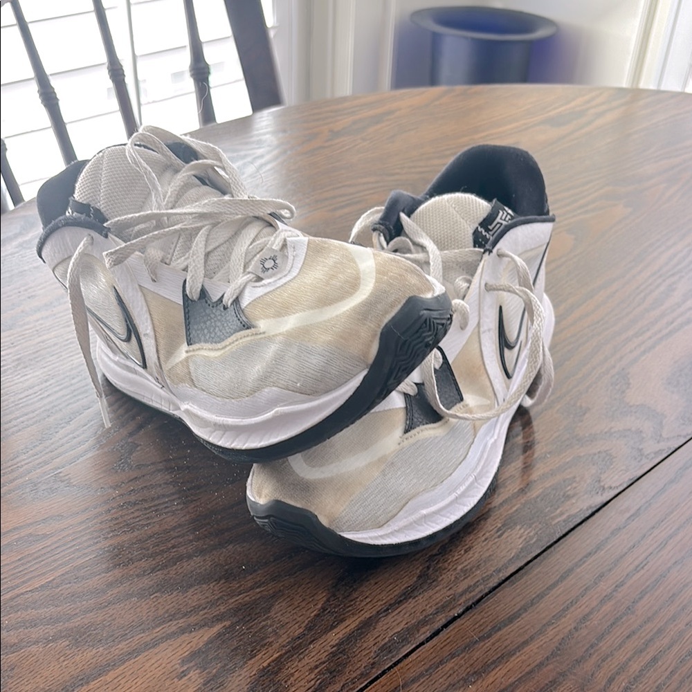 Kyrie 5’s Size Men’s 10.5